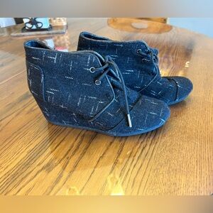 Toms black suede boots size 7.5